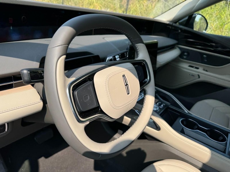 Lincoln Nautilus Vehicle Full-screen Gallery Image 13