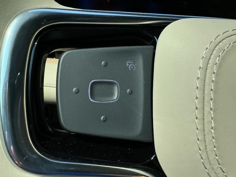 Lincoln Nautilus Vehicle Full-screen Gallery Image 16