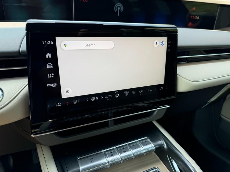 Lincoln Nautilus Vehicle Full-screen Gallery Image 21