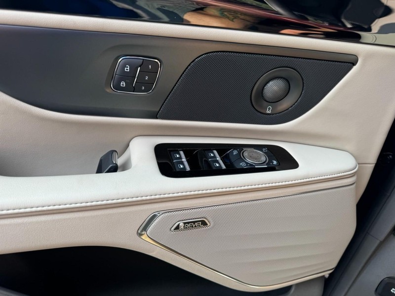 Lincoln Nautilus Vehicle Full-screen Gallery Image 23