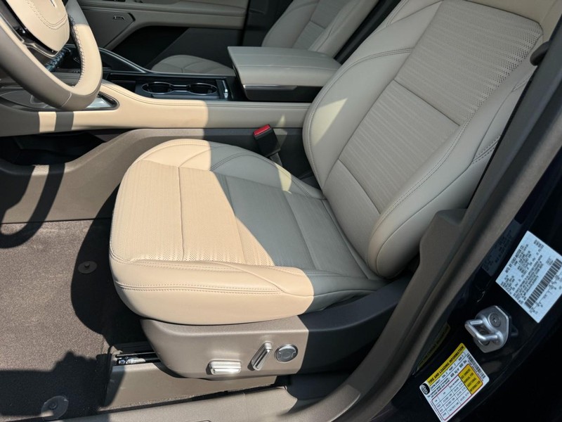 Lincoln Nautilus Vehicle Full-screen Gallery Image 24