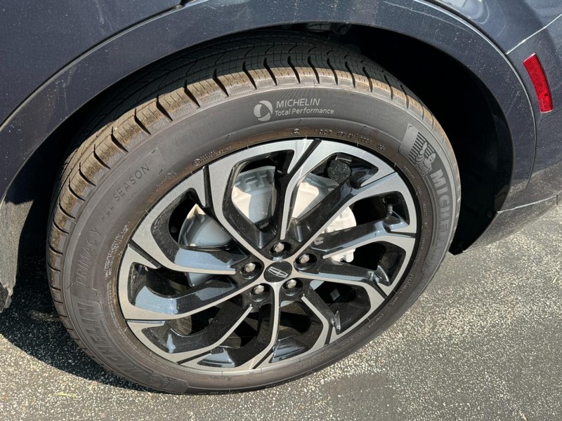 Lincoln Nautilus Vehicle Full-screen Gallery Image 25