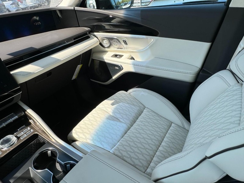Lincoln Nautilus Vehicle Full-screen Gallery Image 11