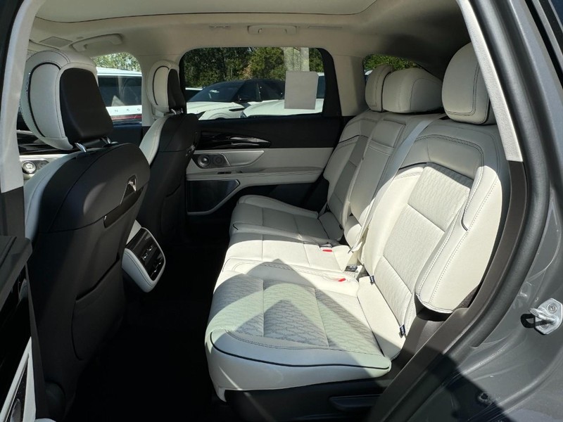 Lincoln Nautilus Vehicle Full-screen Gallery Image 12