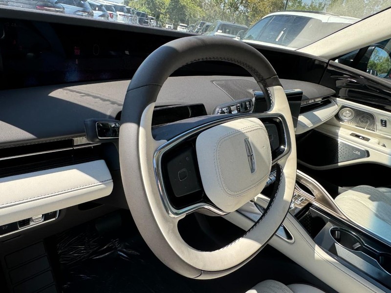 Lincoln Nautilus Vehicle Full-screen Gallery Image 15
