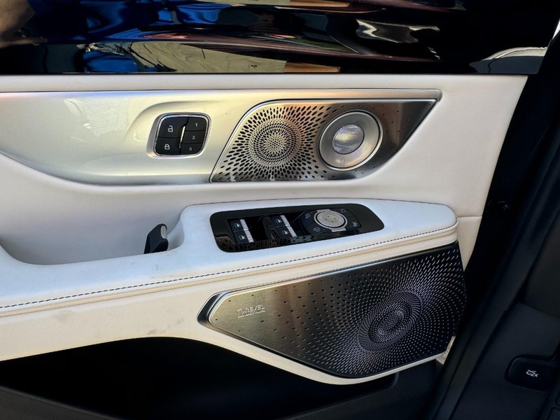 Lincoln Nautilus Vehicle Full-screen Gallery Image 25