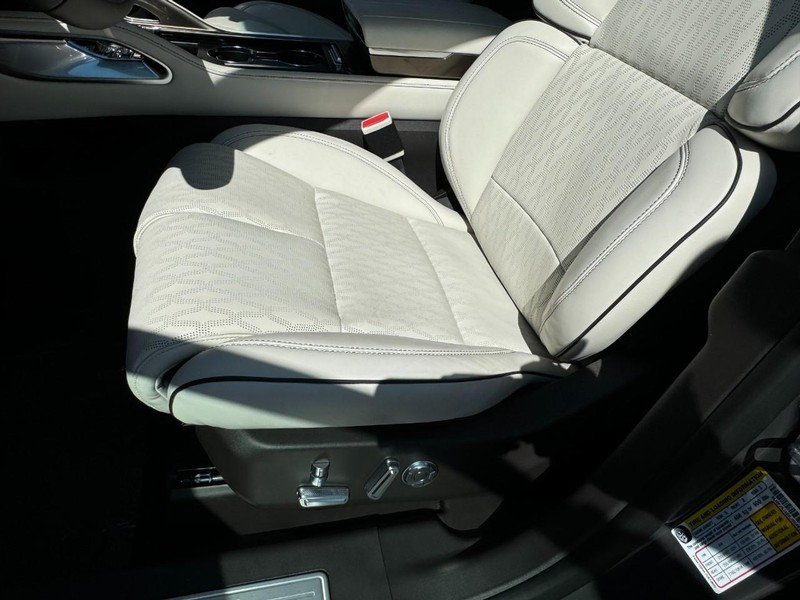 Lincoln Nautilus Vehicle Full-screen Gallery Image 26