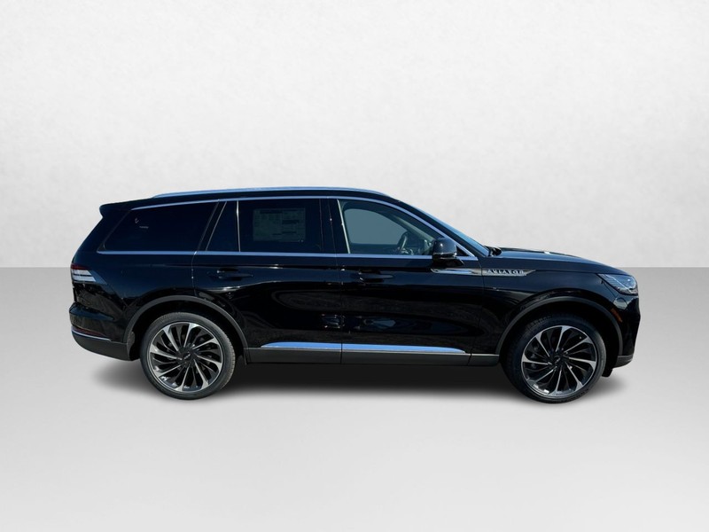 Lincoln Aviator Vehicle Full-screen Gallery Image 04