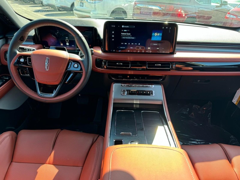 Lincoln Aviator Vehicle Full-screen Gallery Image 09