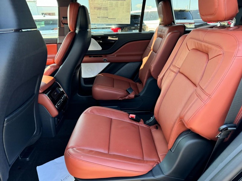Lincoln Aviator Vehicle Full-screen Gallery Image 12
