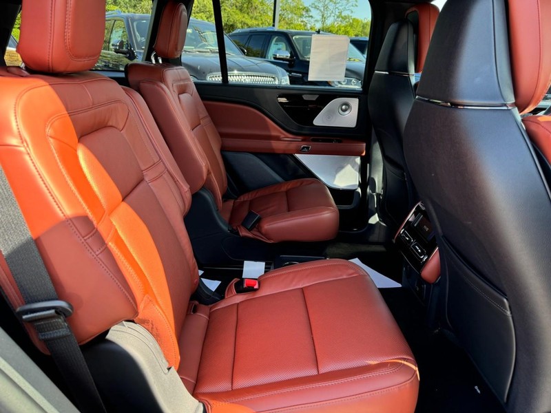 Lincoln Aviator Vehicle Full-screen Gallery Image 13