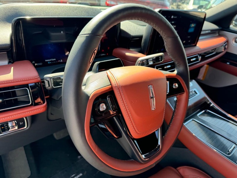 Lincoln Aviator Vehicle Full-screen Gallery Image 15
