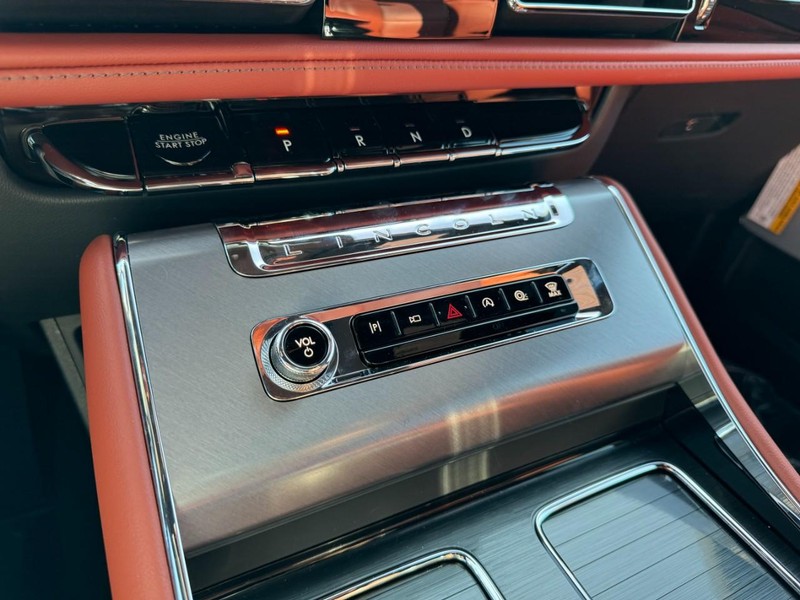 Lincoln Aviator Vehicle Full-screen Gallery Image 17
