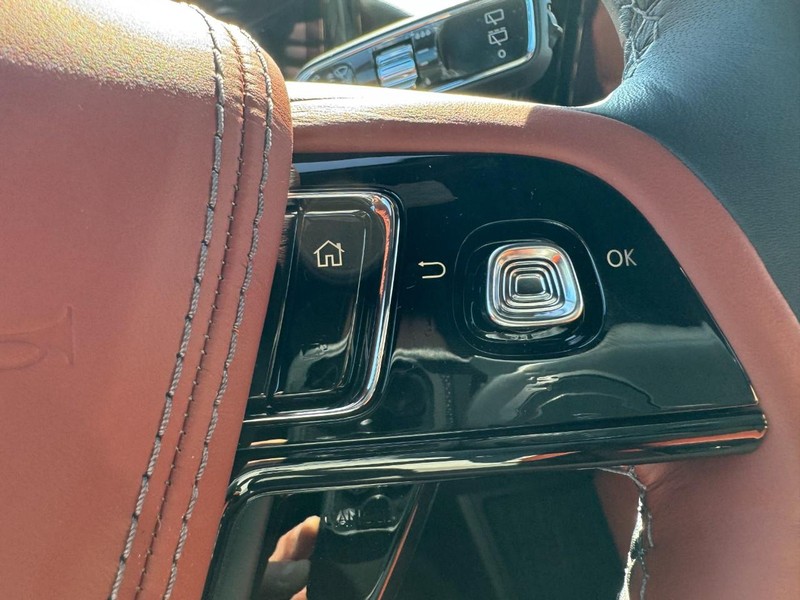 Lincoln Aviator Vehicle Full-screen Gallery Image 19