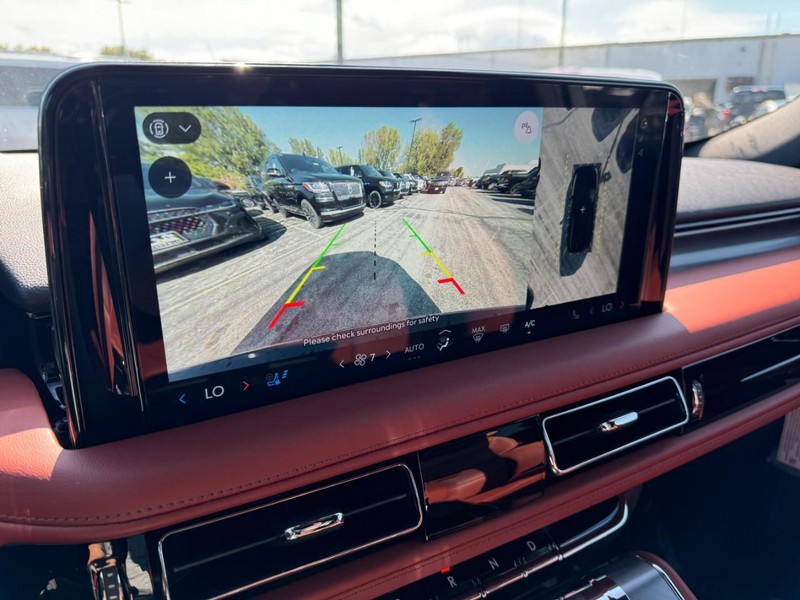 Lincoln Aviator Vehicle Full-screen Gallery Image 24
