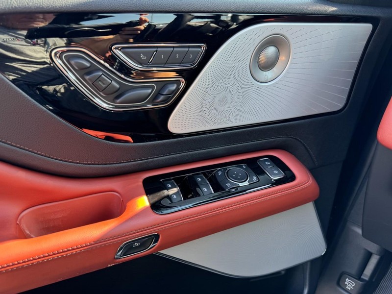 Lincoln Aviator Vehicle Full-screen Gallery Image 25