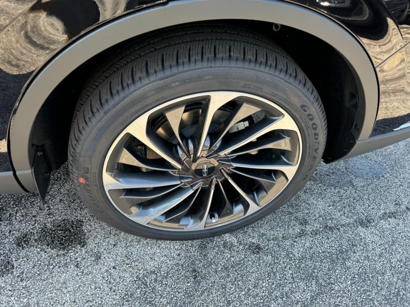 Lincoln Aviator Vehicle Full-screen Gallery Image 27