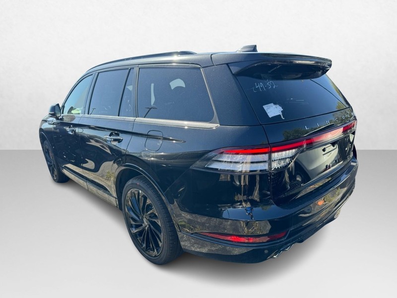 Lincoln Aviator Vehicle Full-screen Gallery Image 07