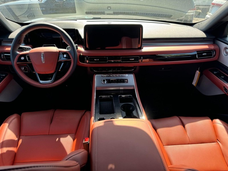 Lincoln Aviator Vehicle Full-screen Gallery Image 09