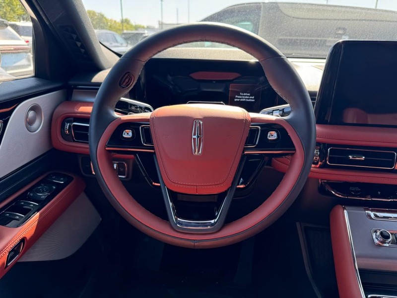 Lincoln Aviator Vehicle Full-screen Gallery Image 10