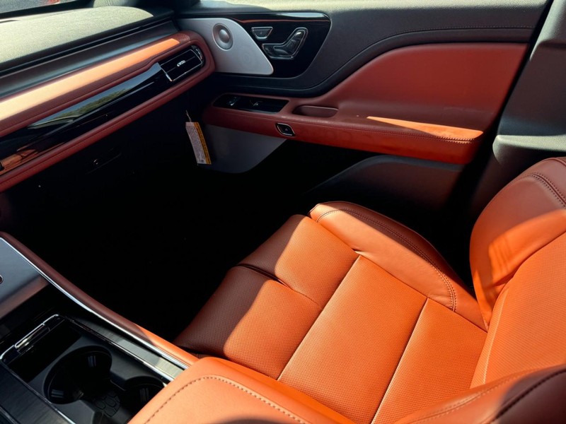 Lincoln Aviator Vehicle Full-screen Gallery Image 11