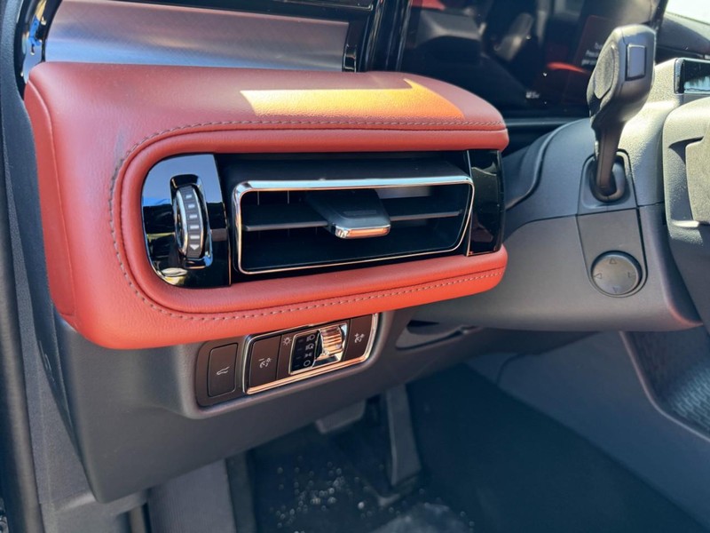 Lincoln Aviator Vehicle Full-screen Gallery Image 12