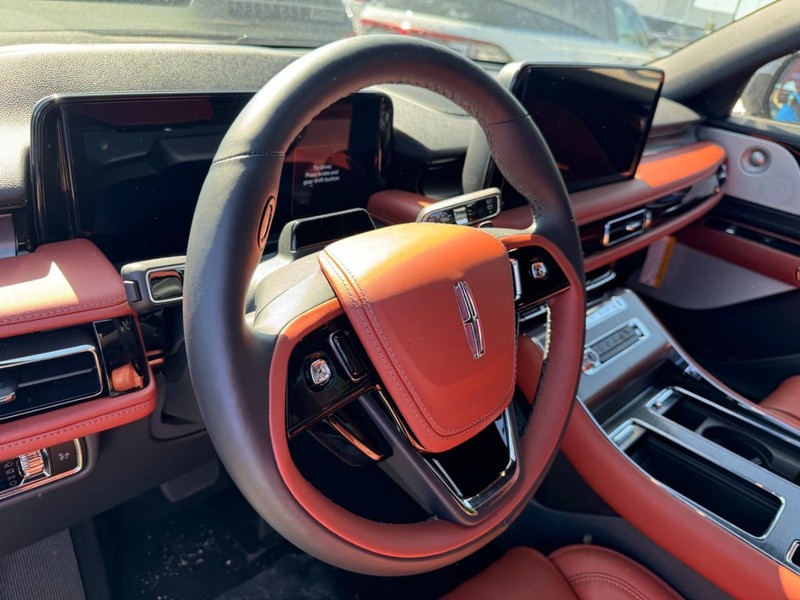 Lincoln Aviator Vehicle Full-screen Gallery Image 13