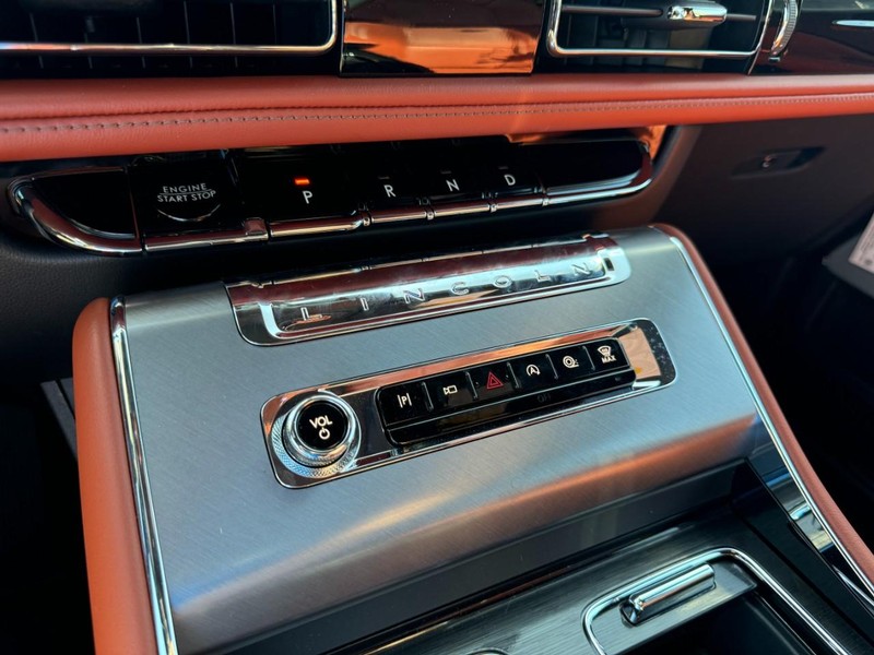 Lincoln Aviator Vehicle Full-screen Gallery Image 15