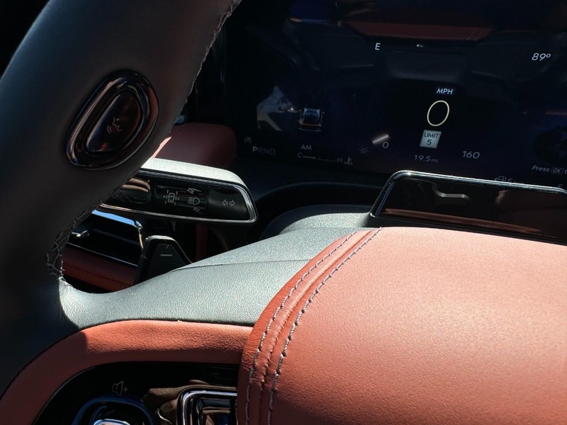 Lincoln Aviator Vehicle Full-screen Gallery Image 18