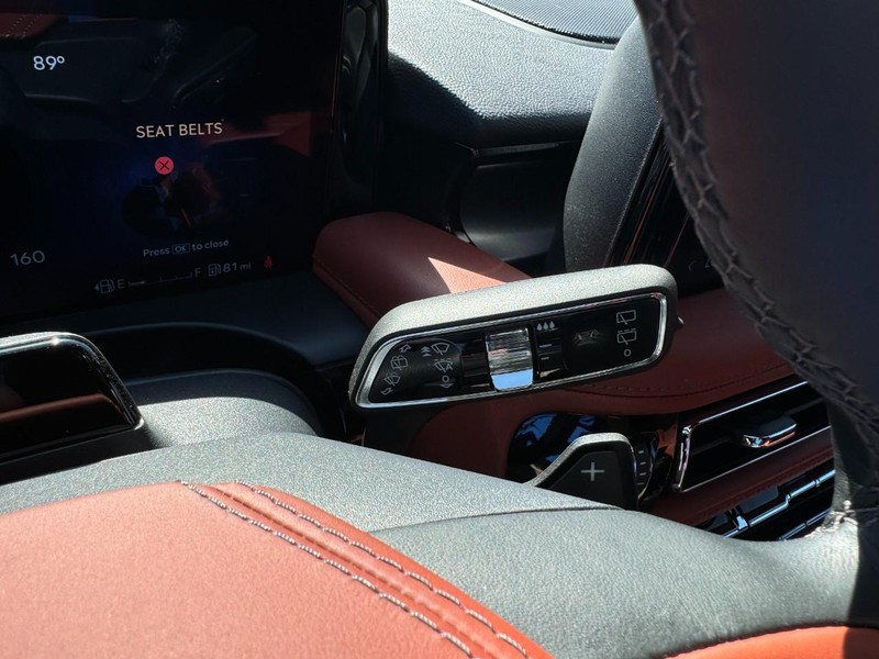 Lincoln Aviator Vehicle Full-screen Gallery Image 19