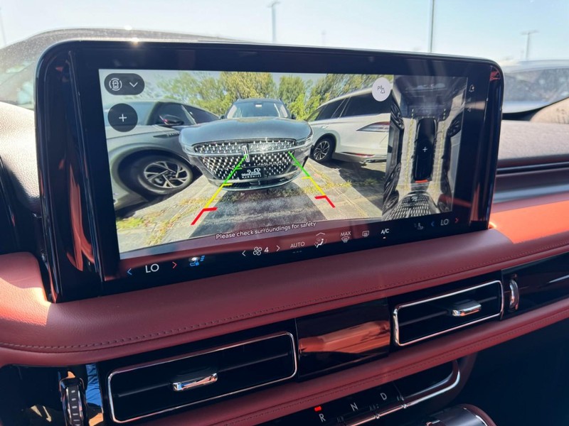 Lincoln Aviator Vehicle Full-screen Gallery Image 22