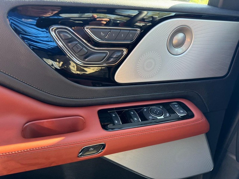 Lincoln Aviator Vehicle Full-screen Gallery Image 23