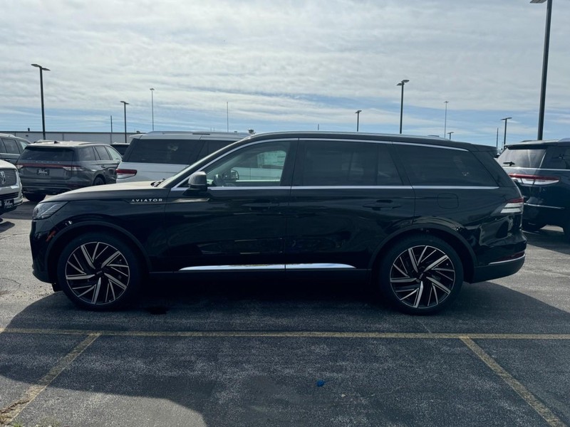 Lincoln Aviator Vehicle Full-screen Gallery Image 09