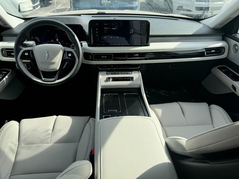 Lincoln Aviator Vehicle Full-screen Gallery Image 10