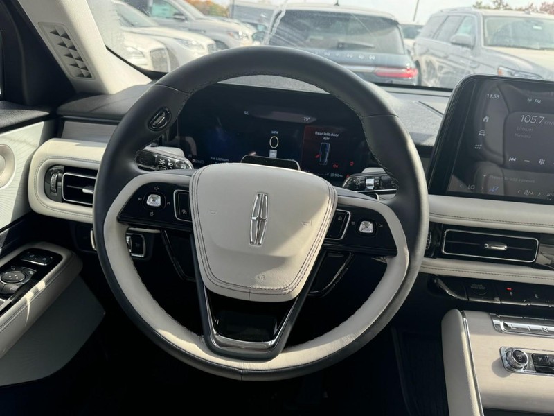 Lincoln Aviator Vehicle Full-screen Gallery Image 11