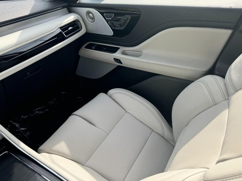 Lincoln Aviator Vehicle Full-screen Gallery Image 12