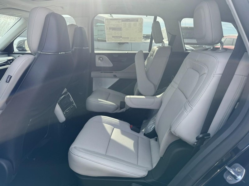 Lincoln Aviator Vehicle Full-screen Gallery Image 13