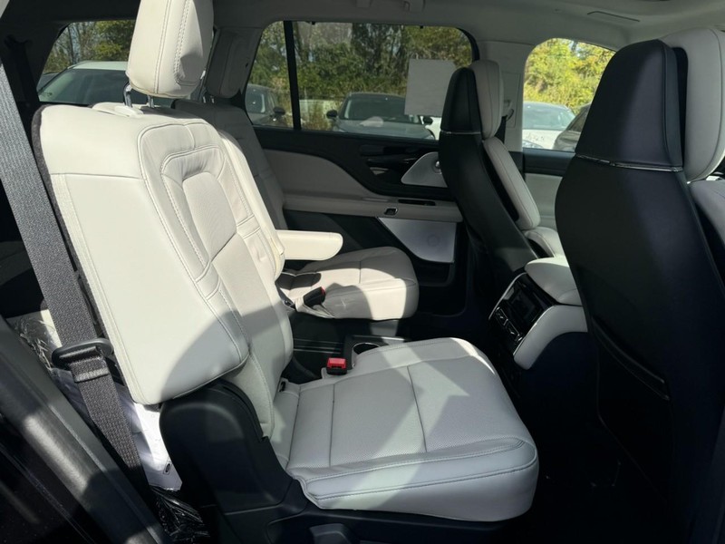 Lincoln Aviator Vehicle Full-screen Gallery Image 14