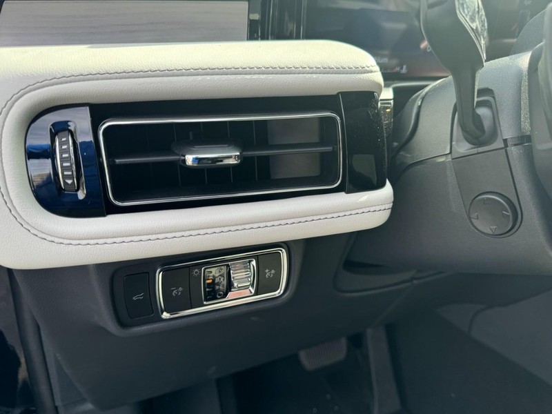 Lincoln Aviator Vehicle Full-screen Gallery Image 15