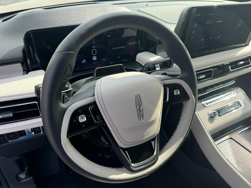 Lincoln Aviator Vehicle Full-screen Gallery Image 16