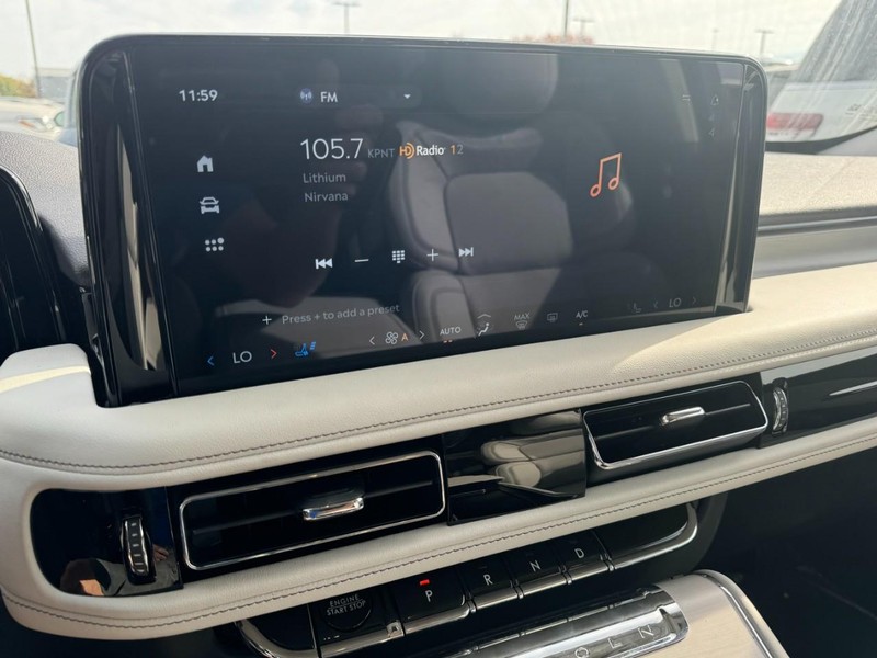 Lincoln Aviator Vehicle Full-screen Gallery Image 17