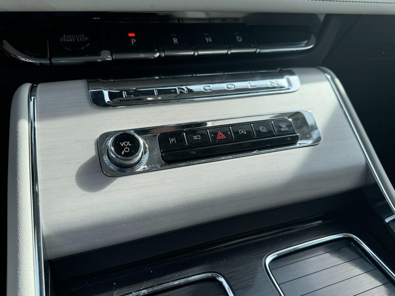 Lincoln Aviator Vehicle Full-screen Gallery Image 18