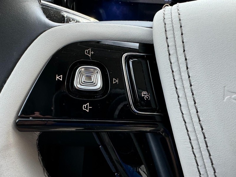 Lincoln Aviator Vehicle Full-screen Gallery Image 19