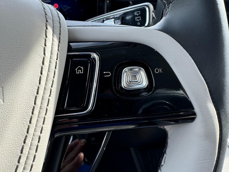 Lincoln Aviator Vehicle Full-screen Gallery Image 20
