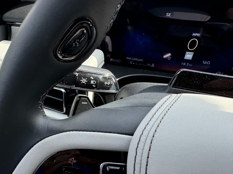 Lincoln Aviator Vehicle Full-screen Gallery Image 21