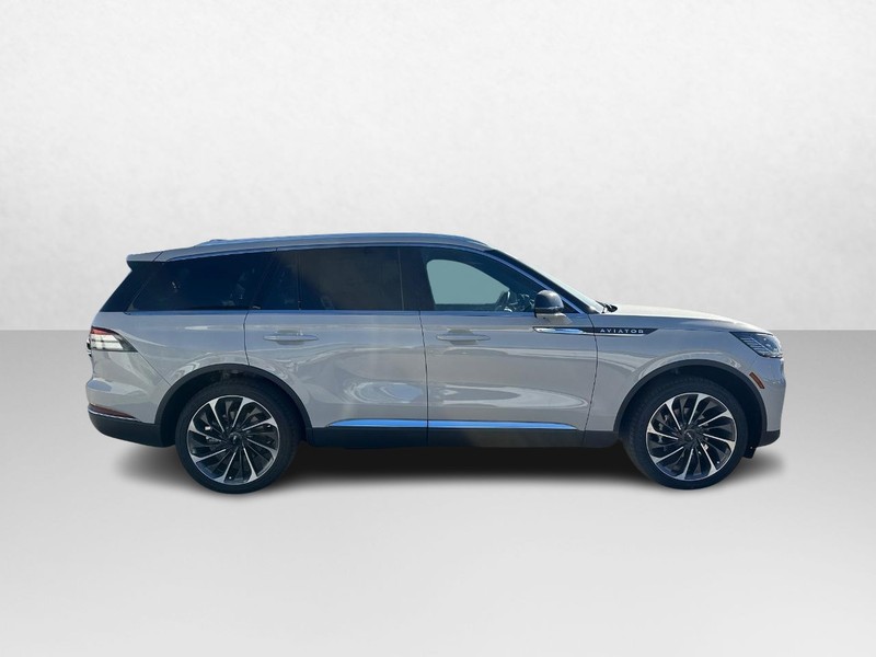 Lincoln Aviator Vehicle Full-screen Gallery Image 04