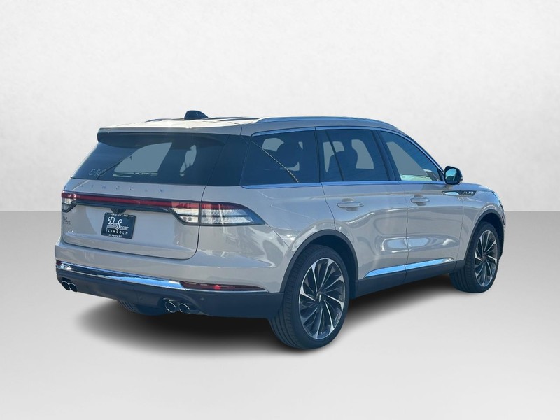 Lincoln Aviator Vehicle Full-screen Gallery Image 05