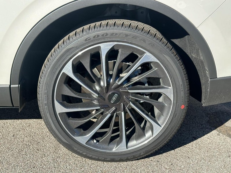 Lincoln Aviator Vehicle Full-screen Gallery Image 09