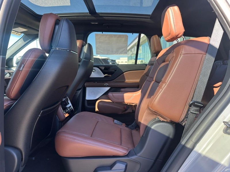 Lincoln Aviator Vehicle Full-screen Gallery Image 10