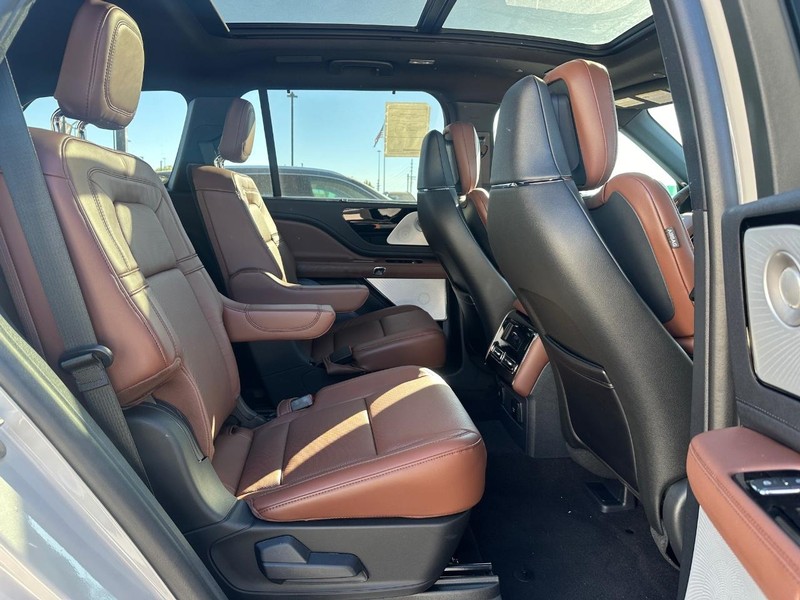 Lincoln Aviator Vehicle Full-screen Gallery Image 11